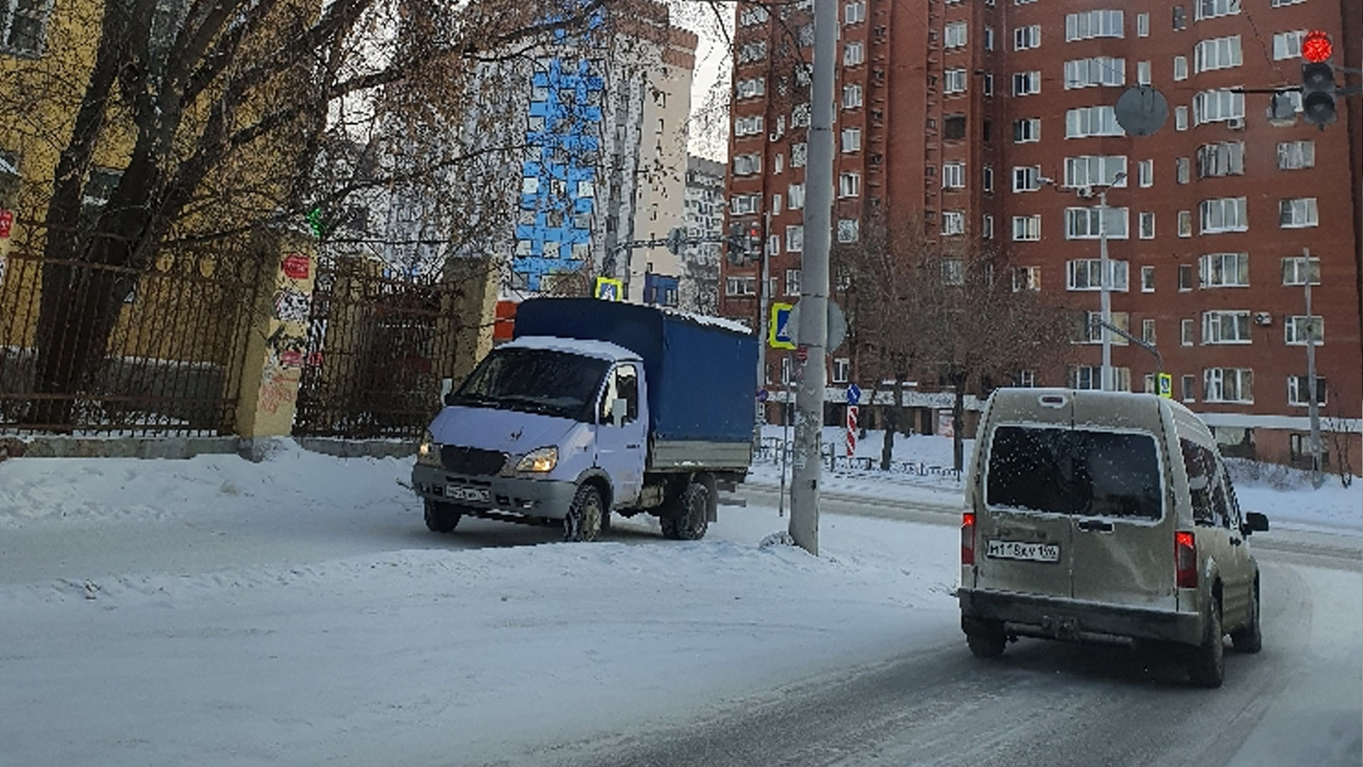 Парковка на тротуаре в Екатеринбурге на перекрёстке Хомякова – Челюскинцев
