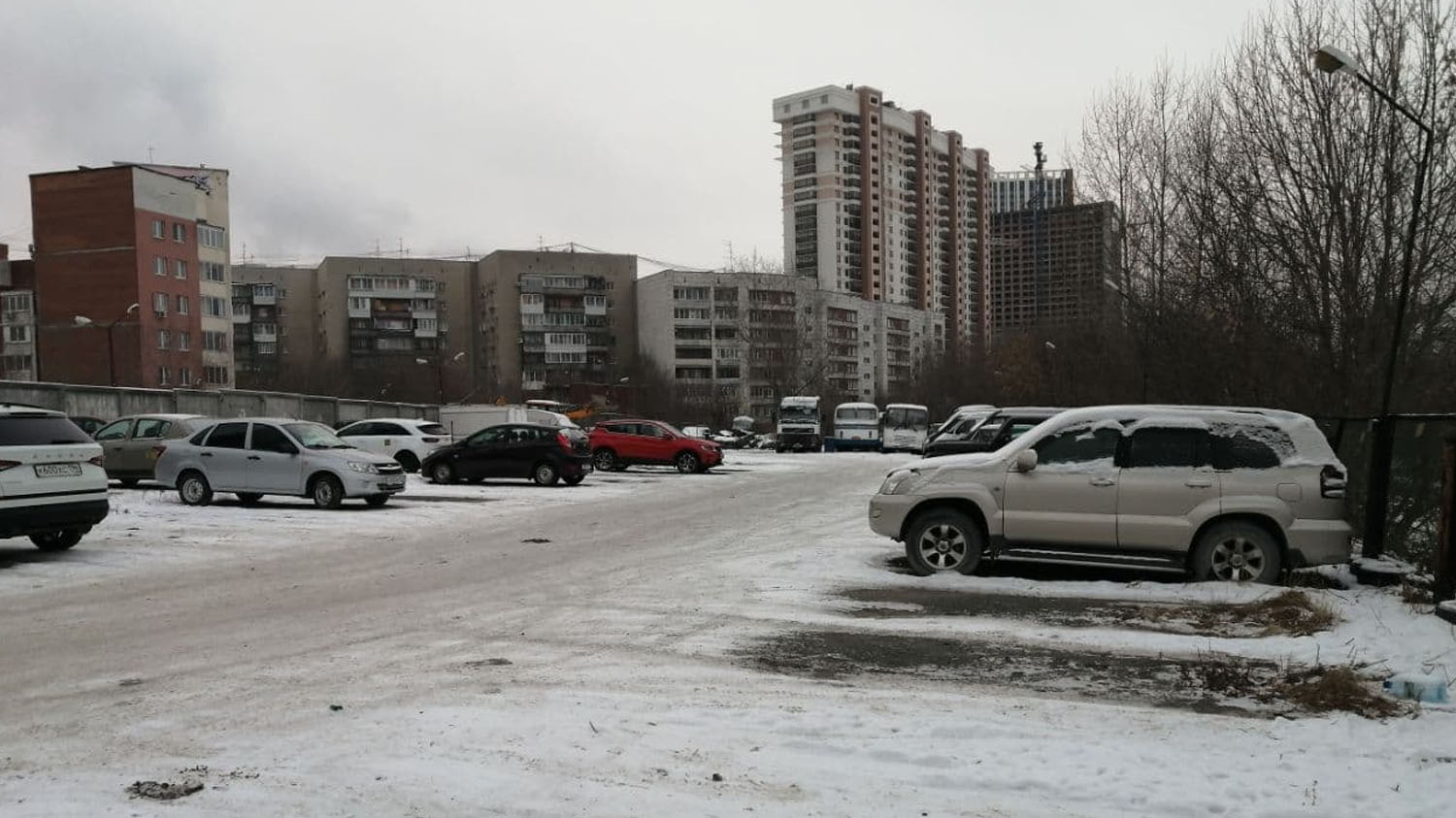 Незаконная парковка на Кимовской 12 несмотря на нелегальность, продолжает работать и приносить доходы преступникам