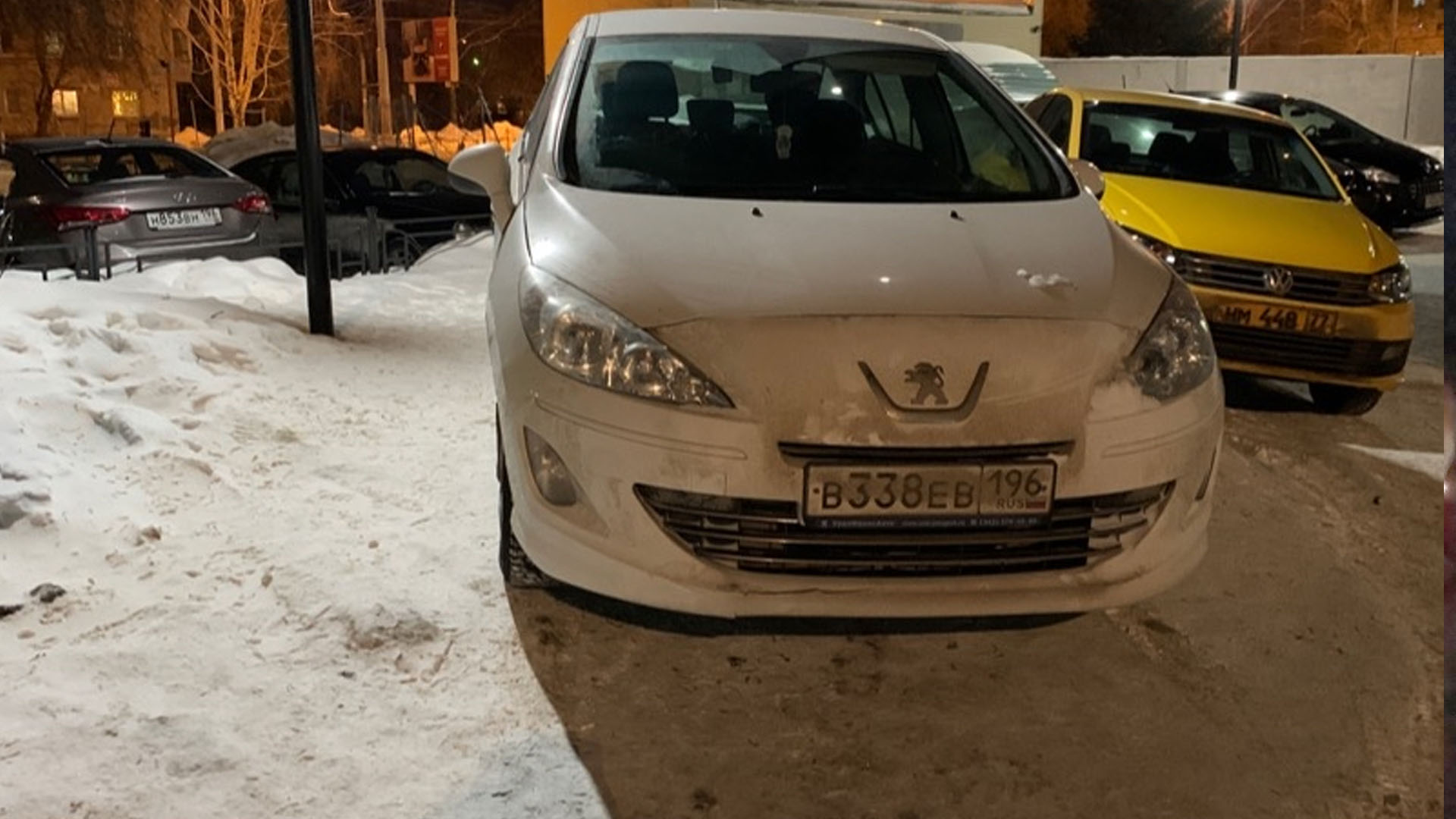 Нарушение правил парковки в Екатеринбурге на Данилы Зверева