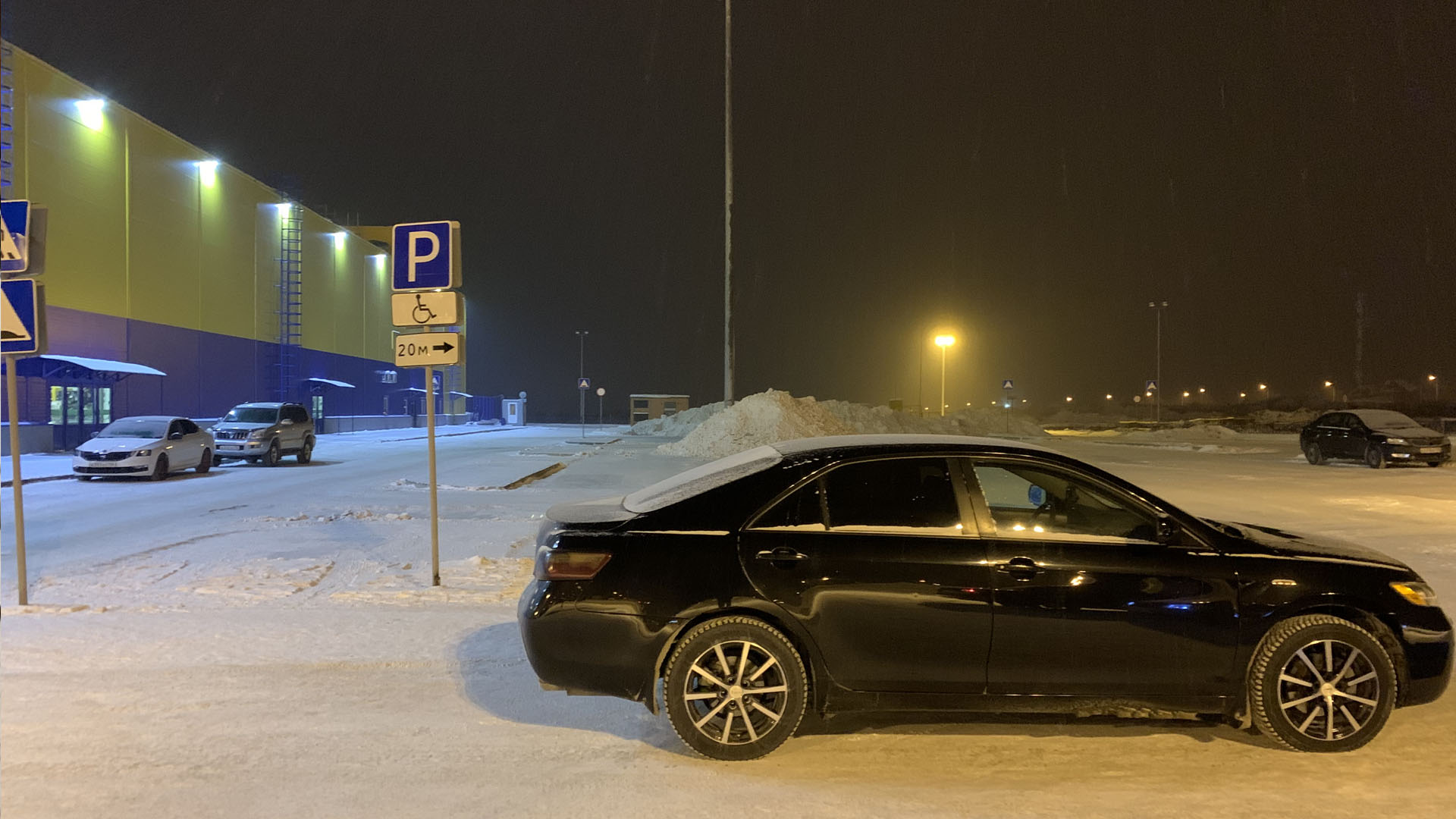 Нарушение правил парковки в Нижнем Тагиле на Уральском проспекте