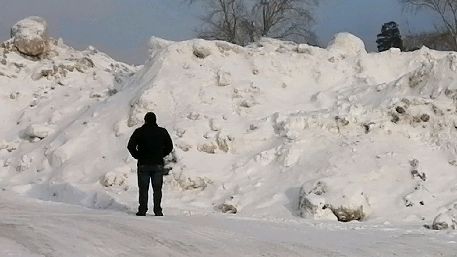 Горы снежной массы и мусора на Маневровой в Екатеринбурге