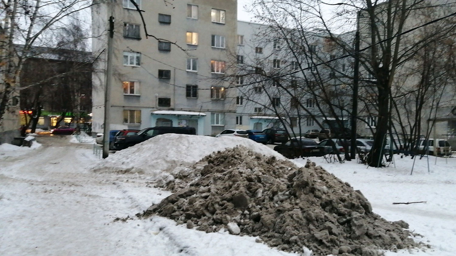 Незаконное складирование снега на Инженерной в Екатеринбурге