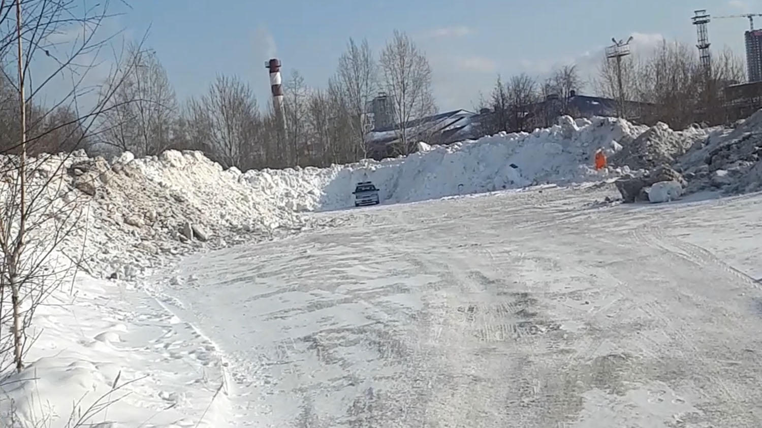 В Екатеринбурге возле домов 15А и 15Б по Тагильской, неизвестные устроили свалку снега