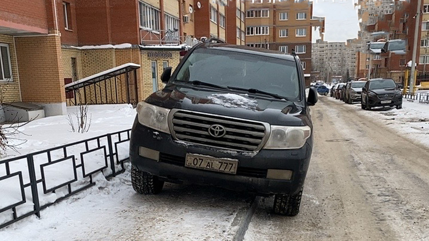 В г. Домодедово автохамы ежедневно паркуют автомобили на тротуаре