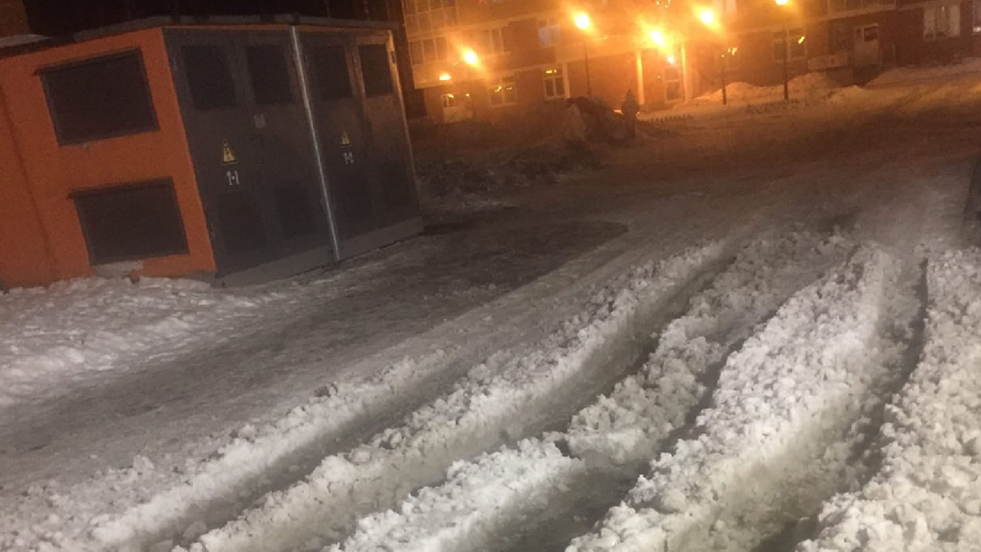 Плохая уборка снега во дворах Академического района