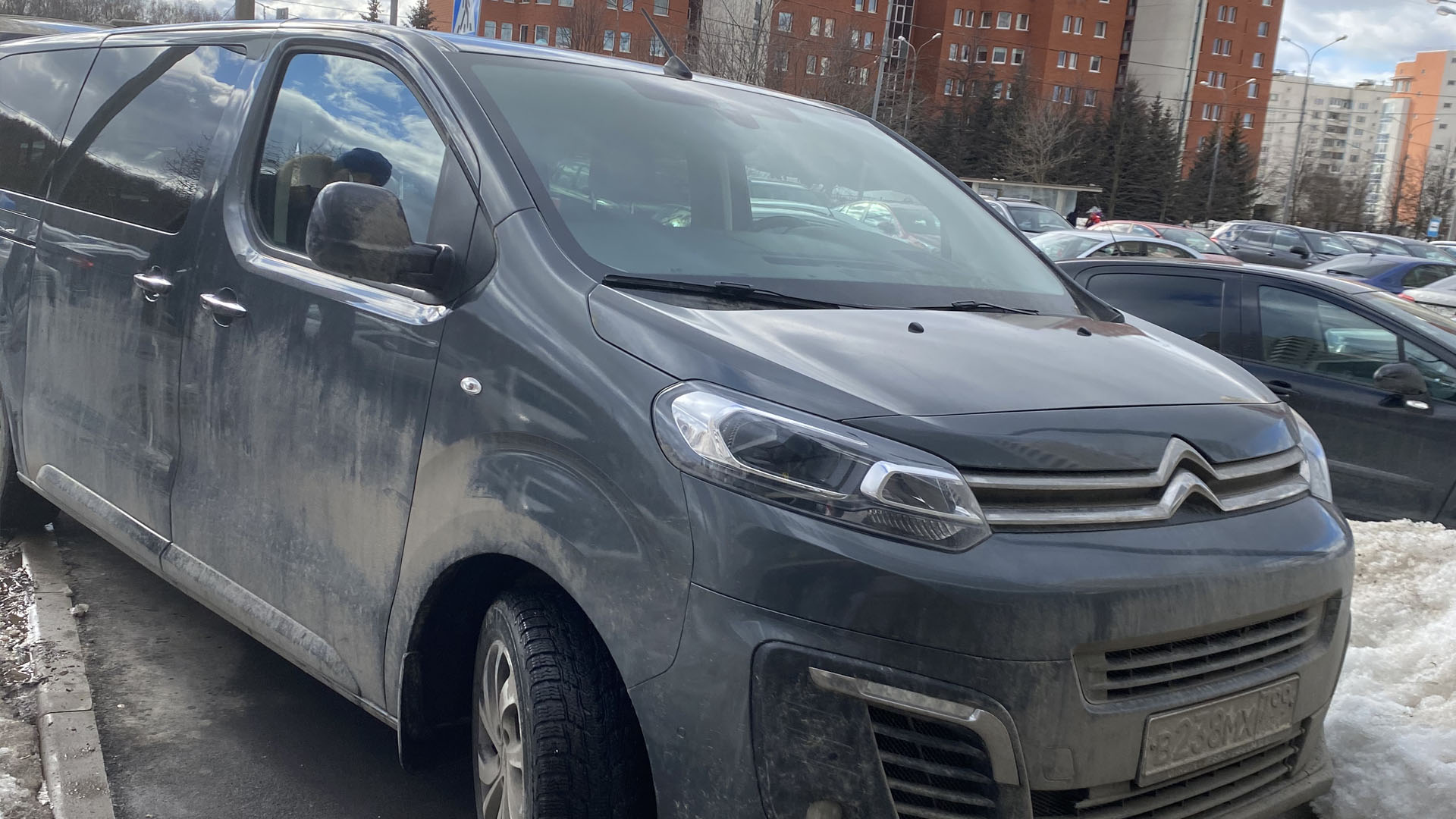 Нарушение правил парковки на Островитянова в Москве