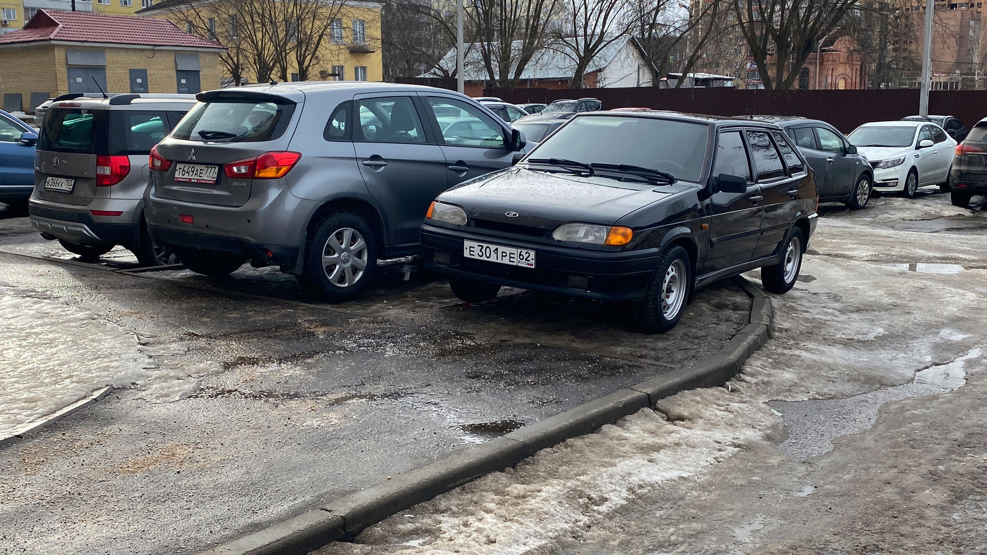 Неправильная парковка на Московской в Дмитрове
