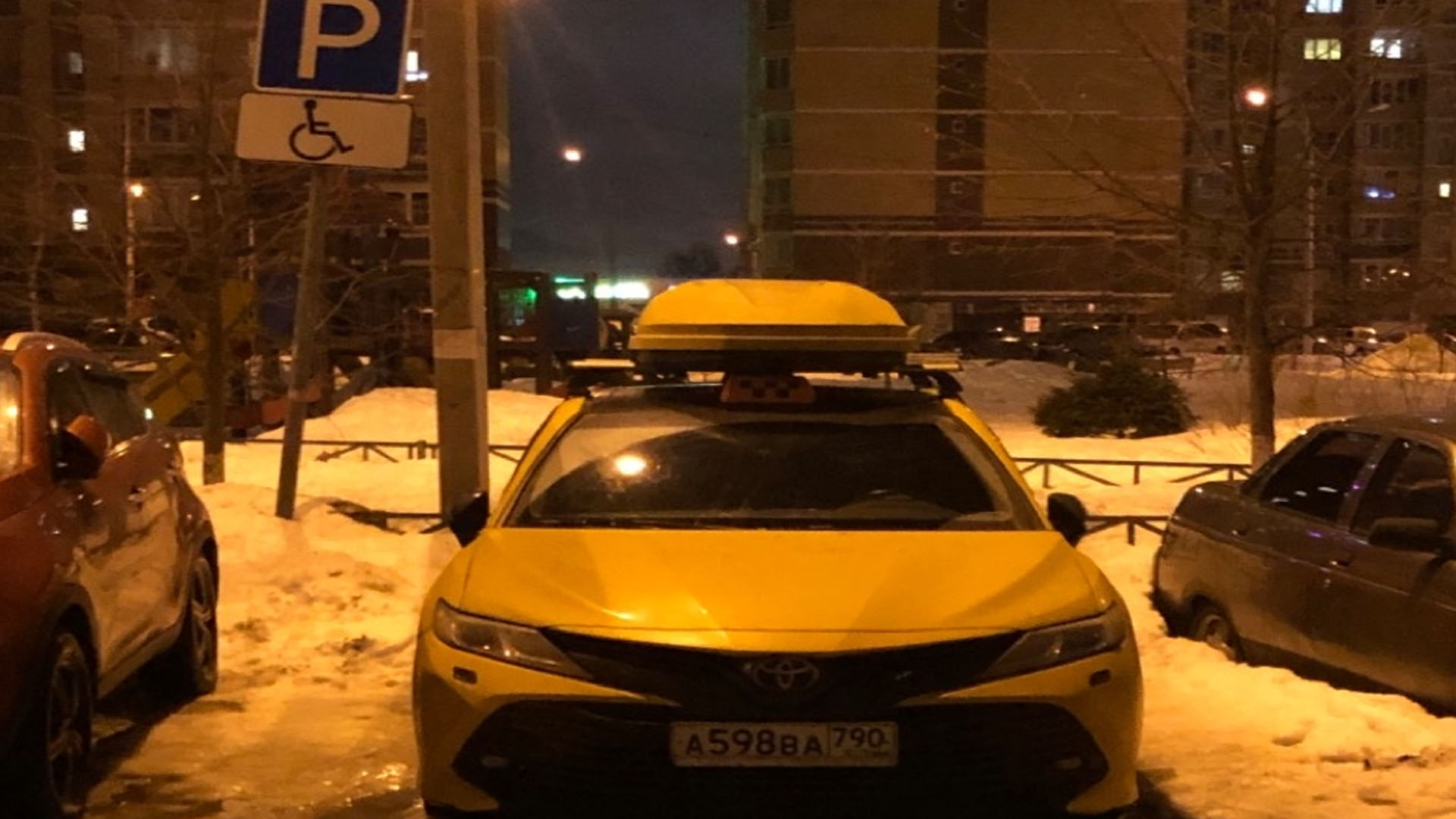 Парковка на месте для инвалидов в Аничково