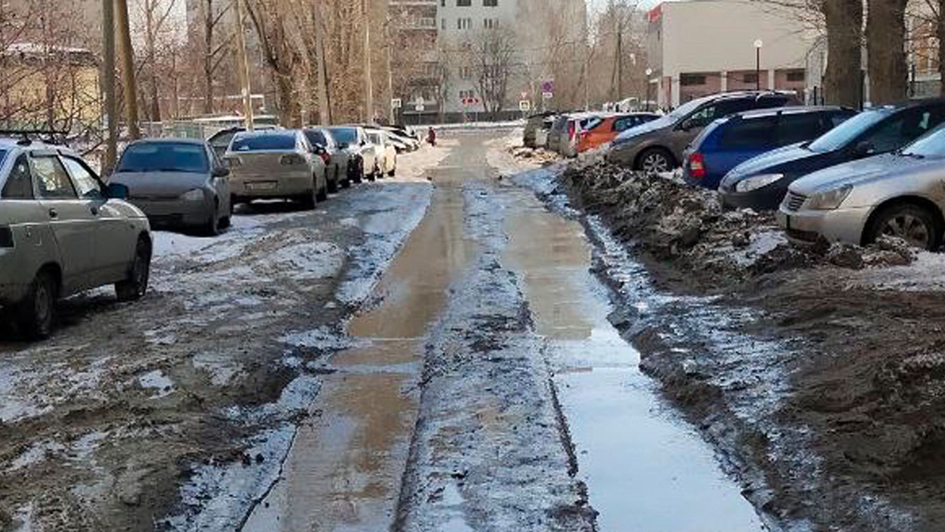 Пробки утром и вечером на улице Калинина в Екатеринбурге из-за снега и припаркованных машин