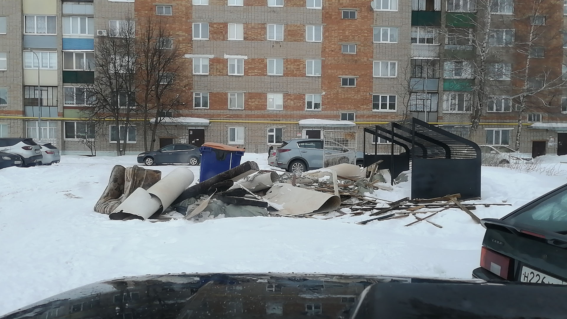 Строительный мусор во дворе улицы Лесная поселка Джалиль