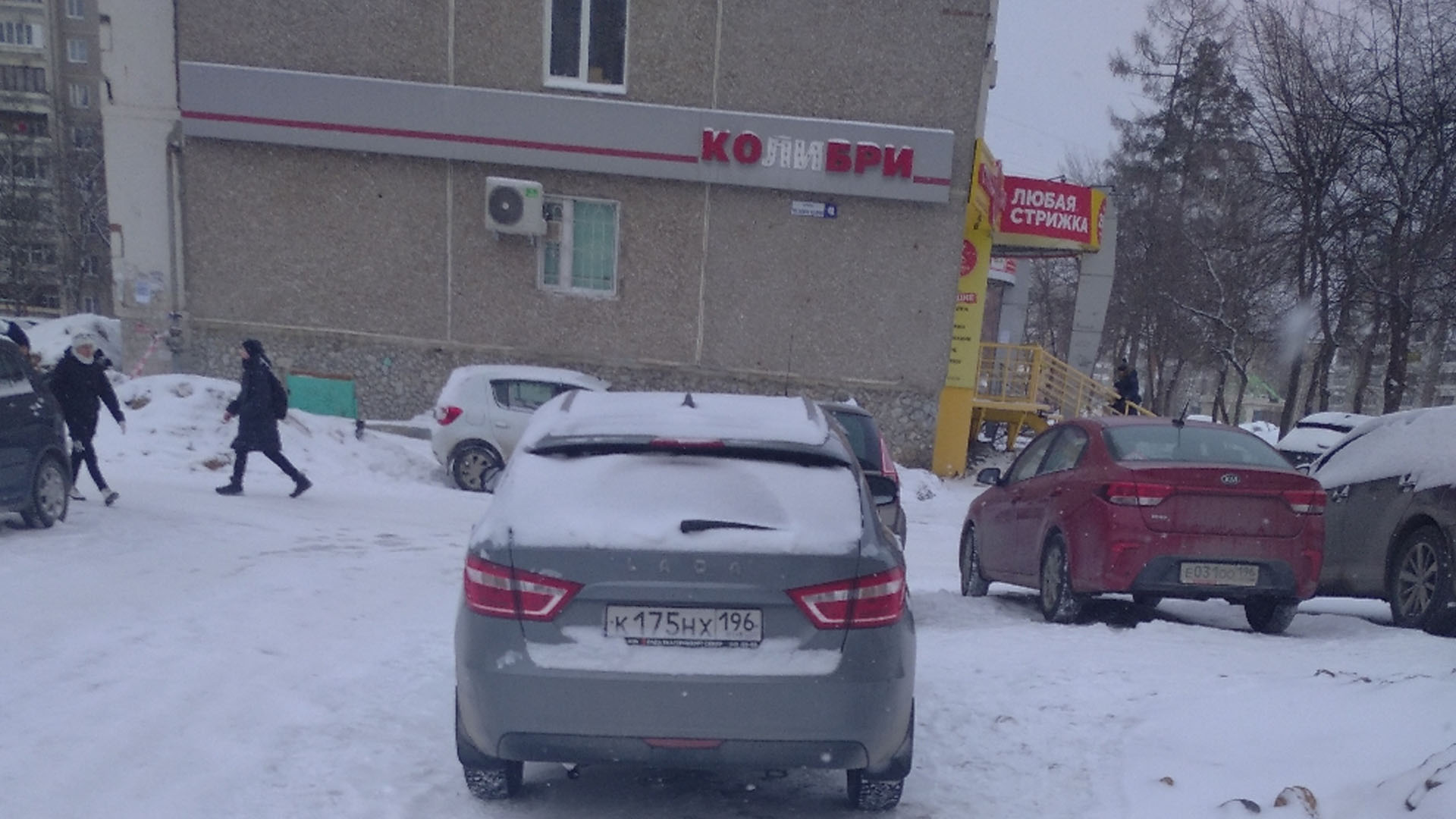 Нарушение правил парковки в Верхней Пышме на Уральских рабочих
