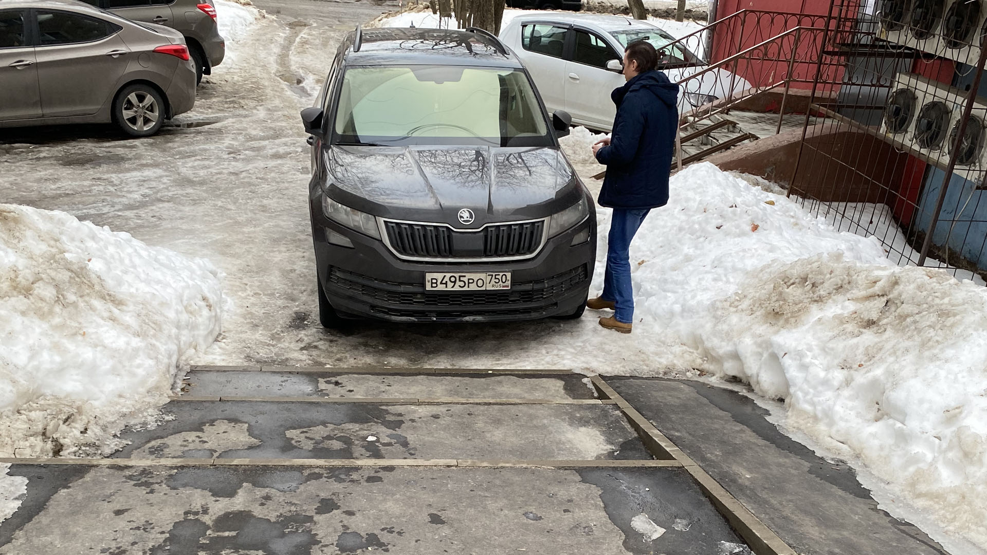 Нарушение правил парковки в Дзержинском на  Дзержинской