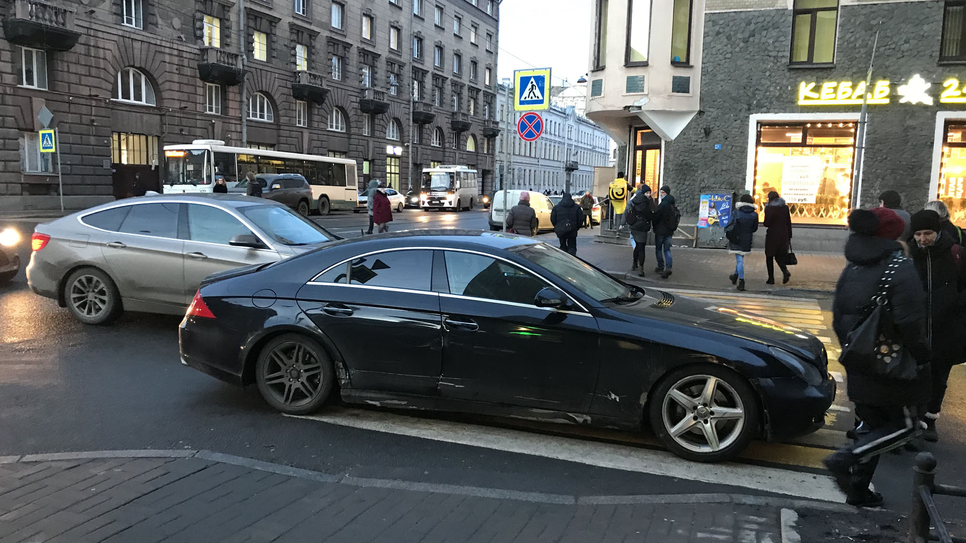 Нарушение правил парковки в Санкт-Петербурге на 15-ой линии
