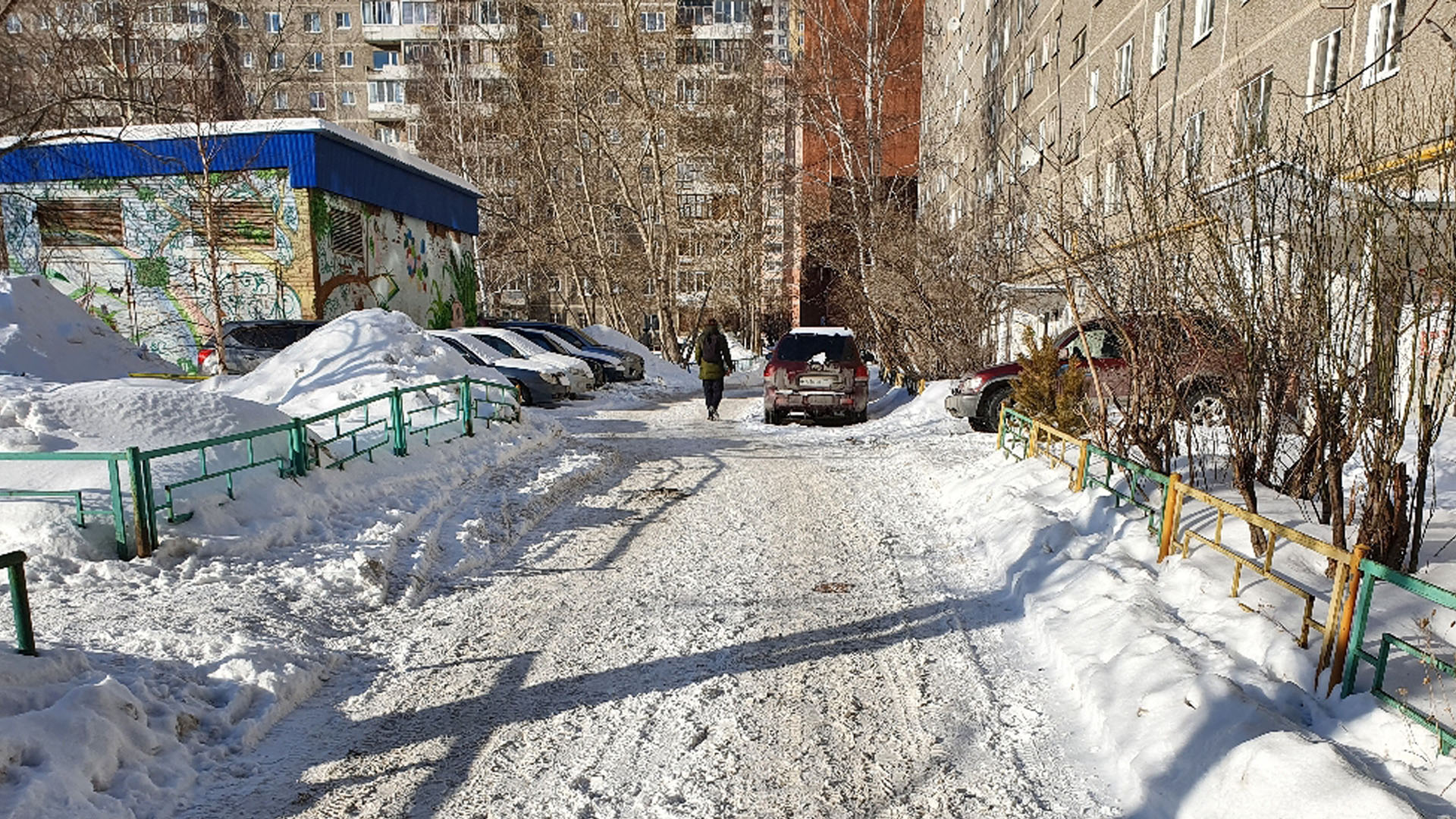 Плохая уборка снега на Боровой в Екатеринбурге