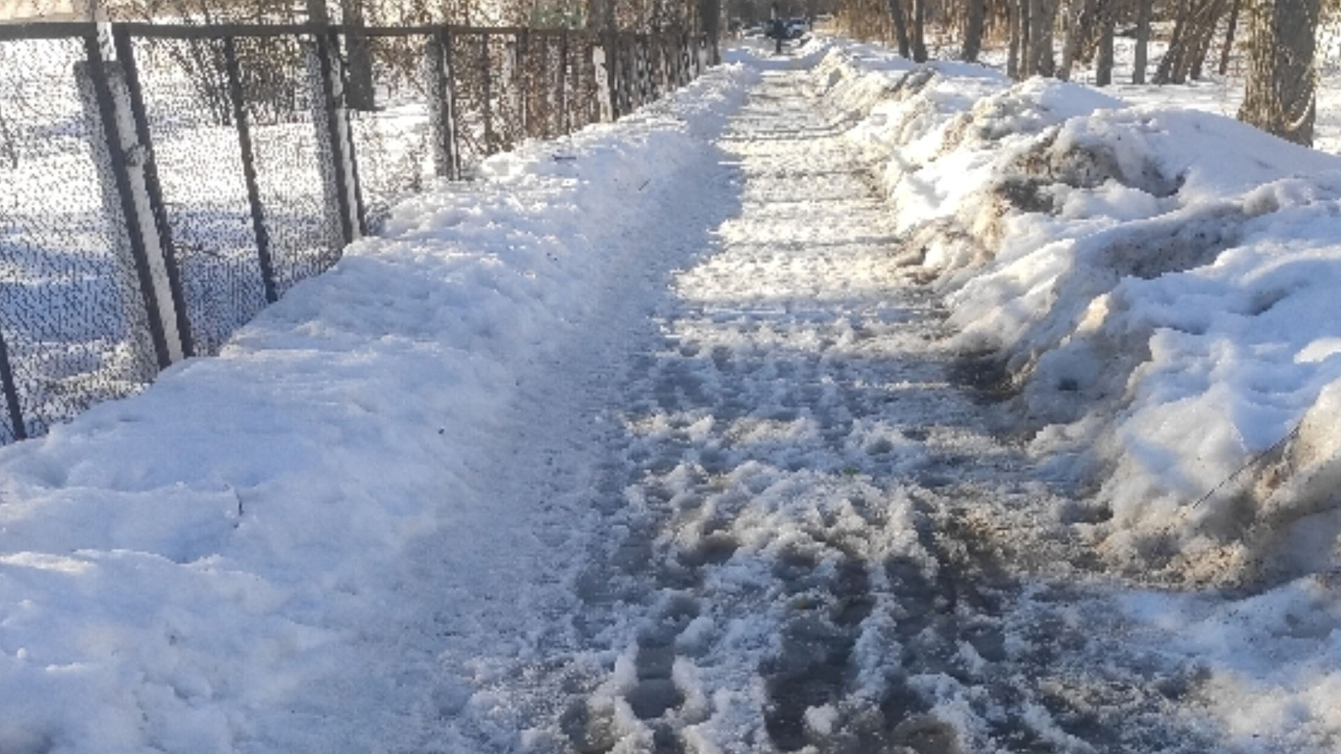 Плохая уборка снега тротуаров вдоль 103 школы в Казани