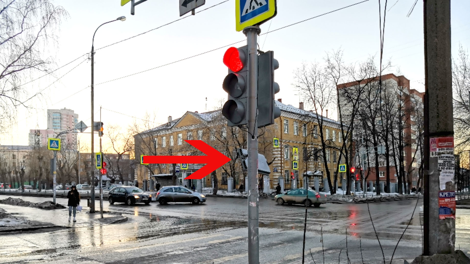 Не работает секция светофора напротив отдела полиции №14