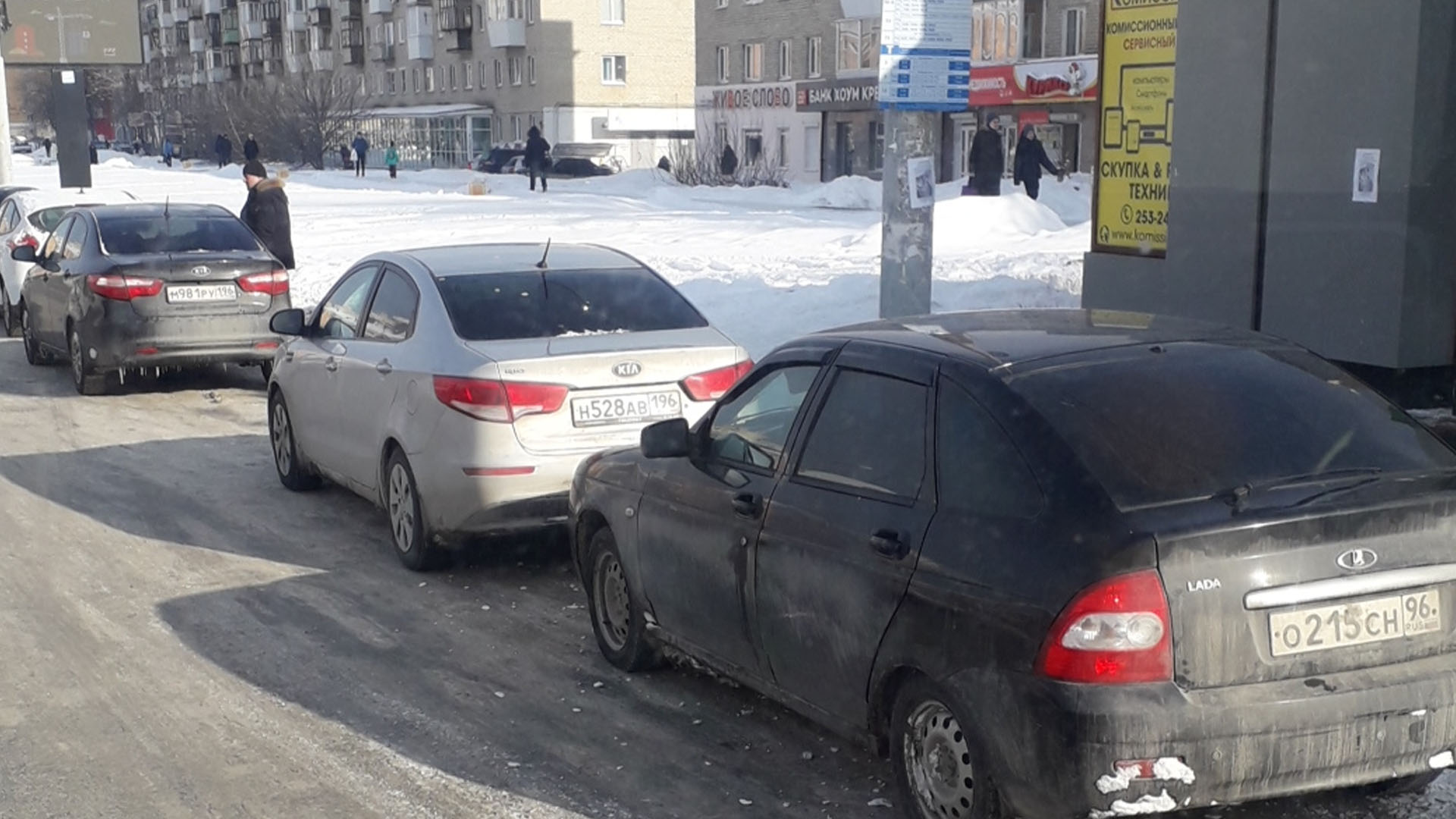 Нарушение правил парковки на Фрезеровщиков в Екатеринбурге