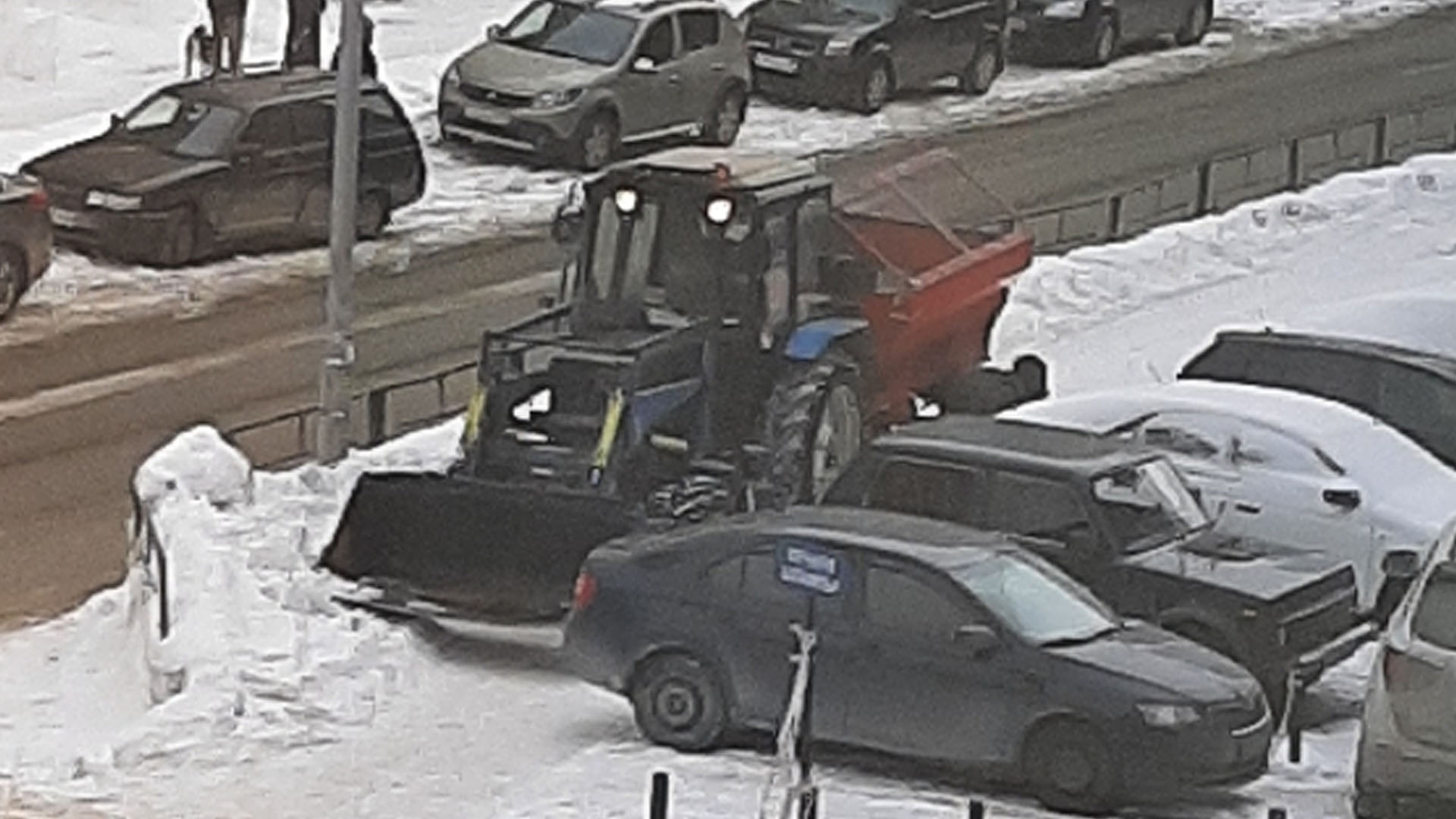 Неправильная парковка на Юмашева в Екатеринубрге