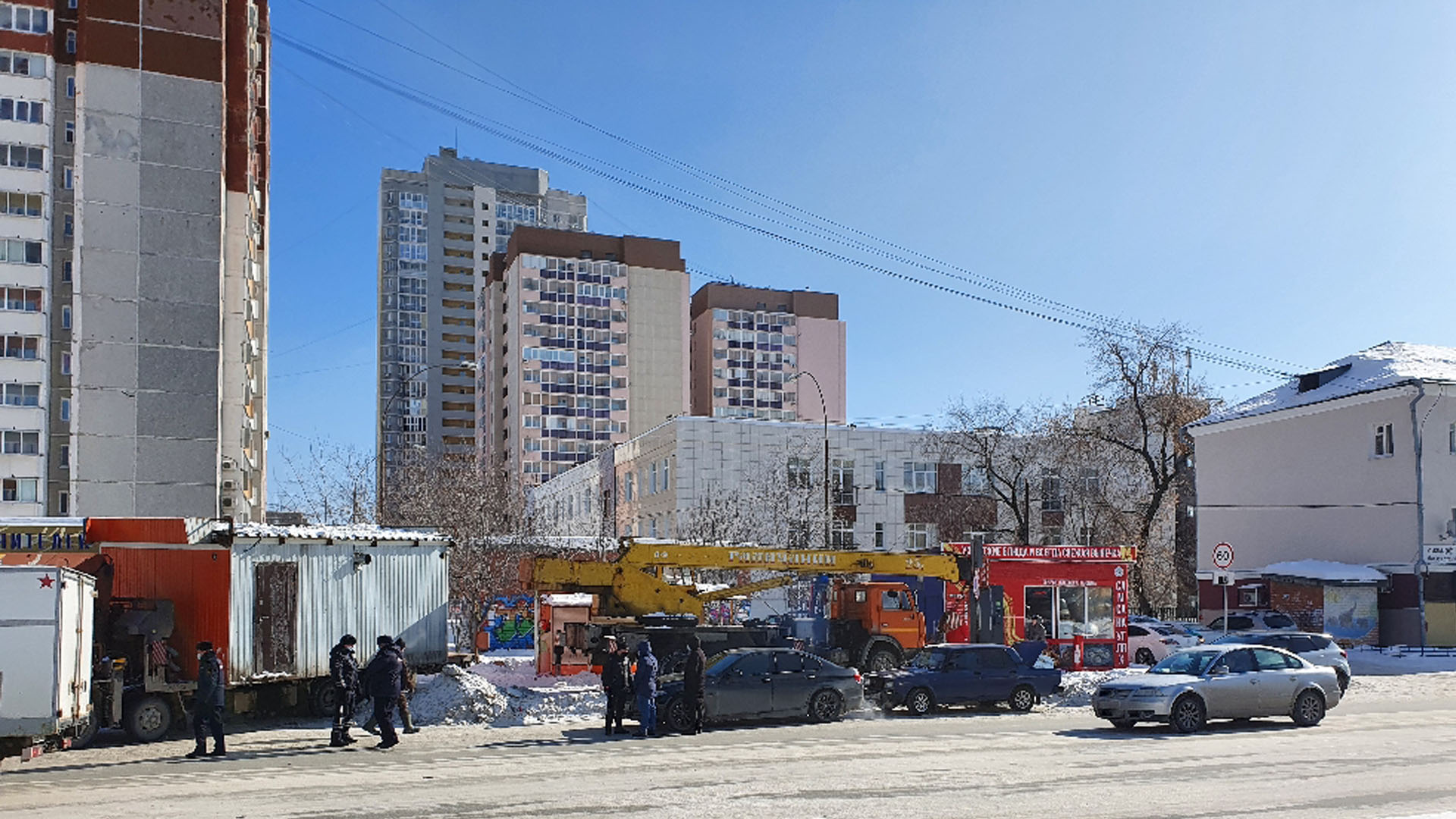 Вывозят павильон при участии полиции в Екатеринбурге