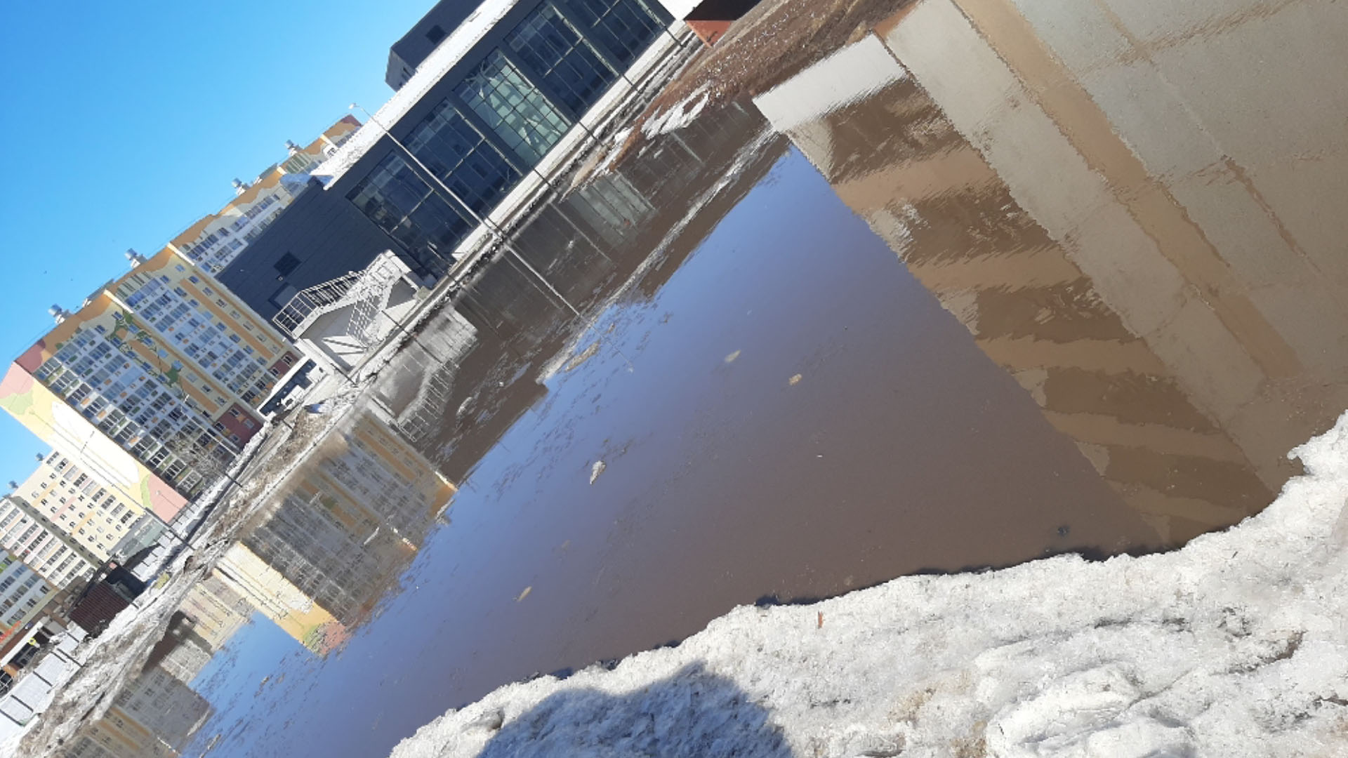 Затоплен двор по улице Корабельная в Нижнекамске