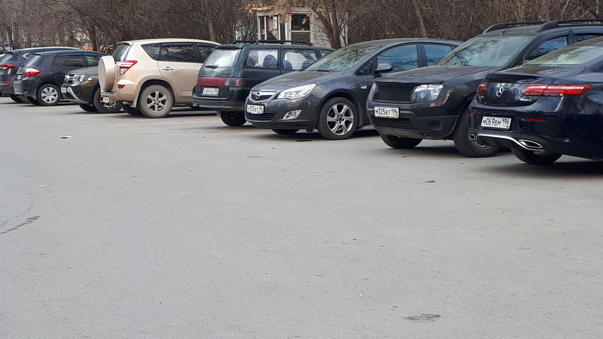 Незаконная парковка автомобилей на ул. Ясной в Екатеринбурге