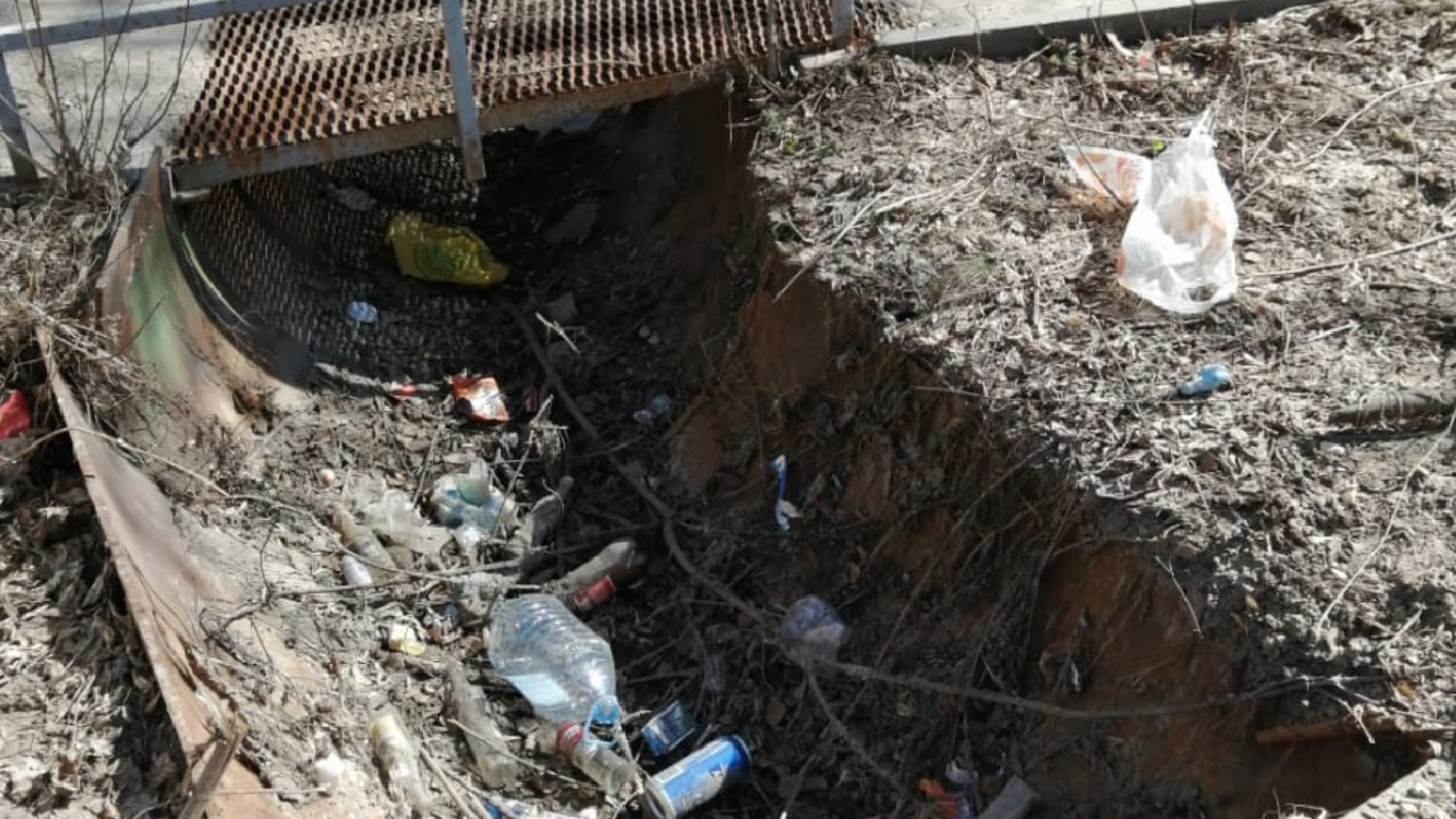 Территория возле сквера Карбышева в Казани завалена мусором