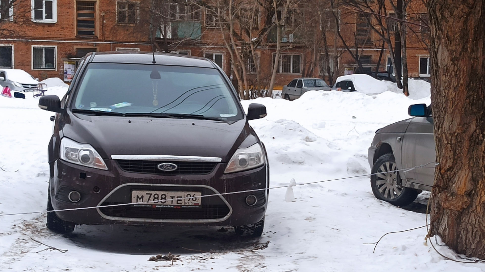 Незаконный захват парковочных мест на Уралмаше в Екатеринбурге