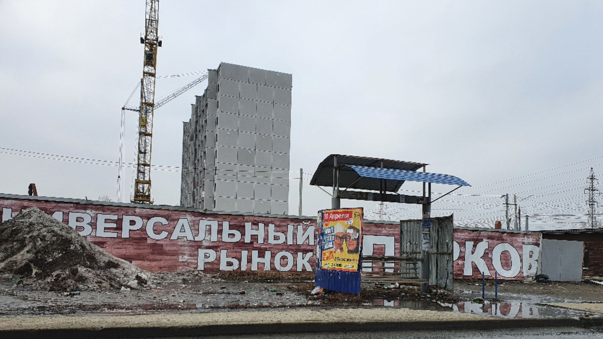 В Челябинске остановка общественно транспорта установлена в центре огромной лужи