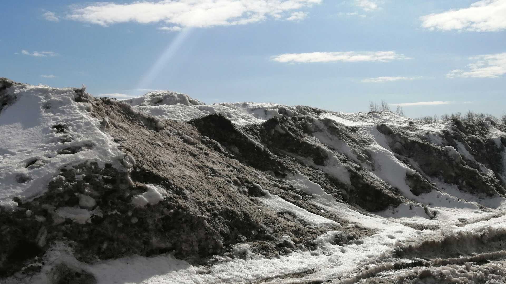 Снежная гора превращается в мусорный полигон