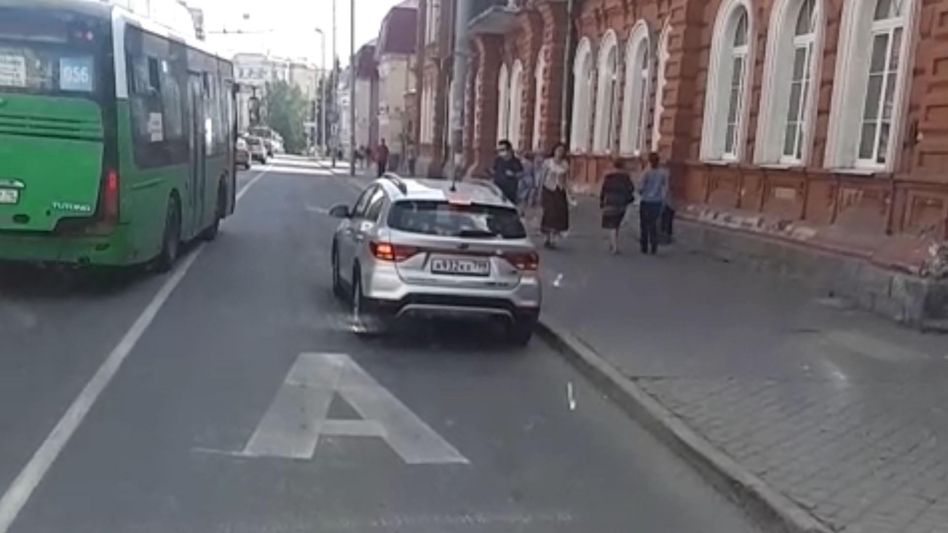Парковка автохамов на выделенной полосе общественного транспорта в Екатеринбурге