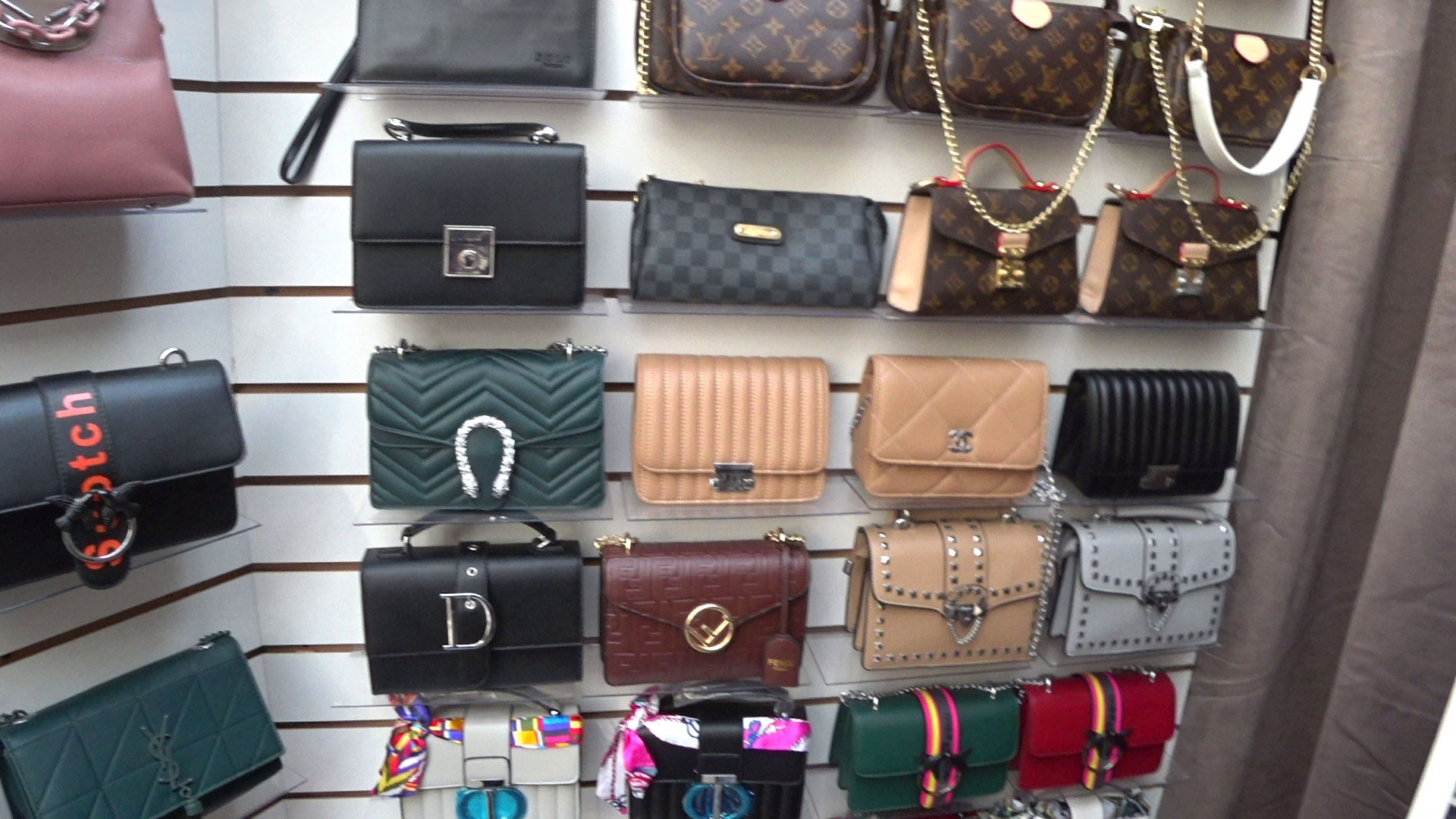 Женские сумочки и кожгалантерея низкого качества, но с брендовыми названиями в ТК «Таганский ряд»