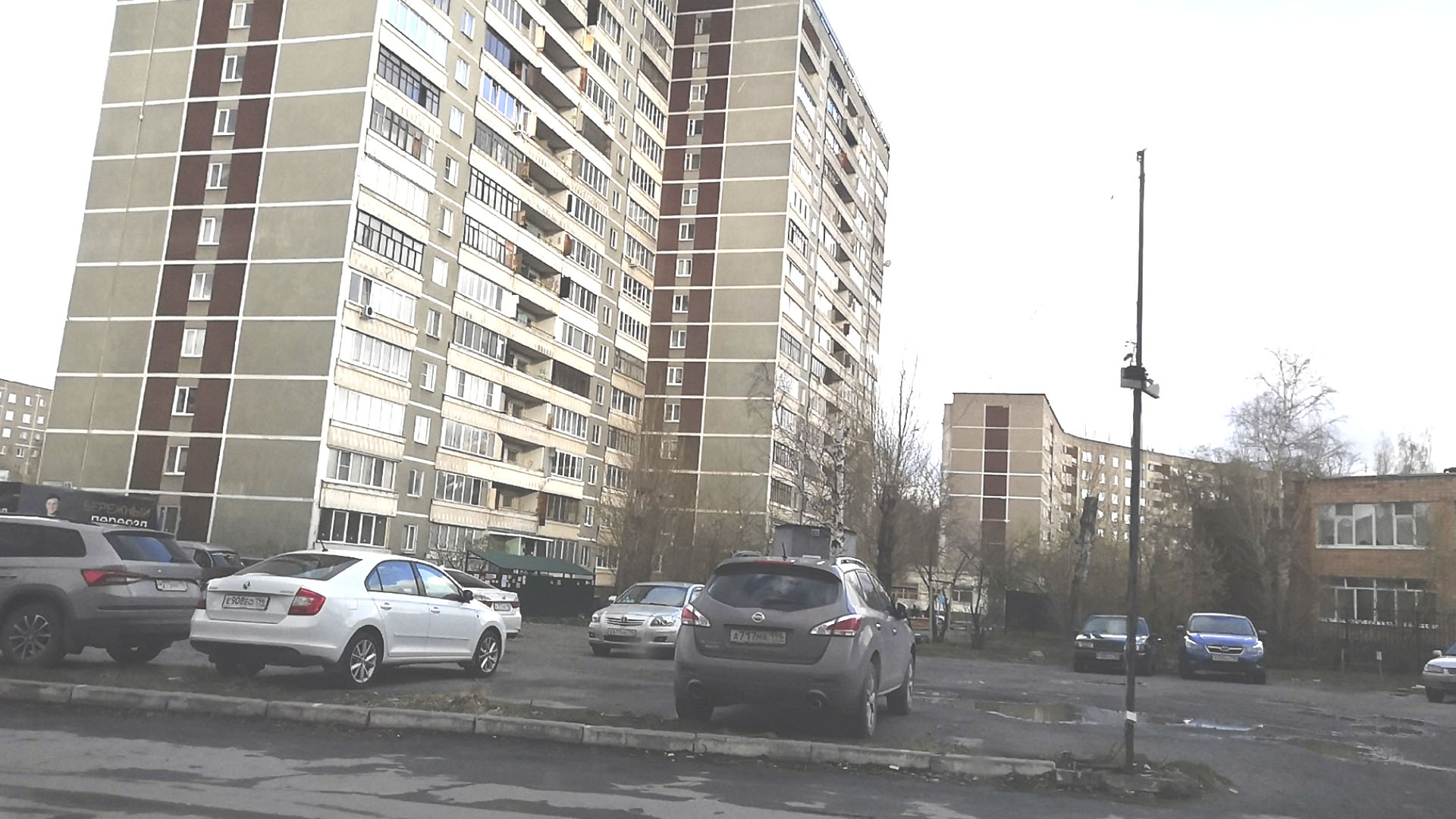 Незаконная авто-парковка на Пехотинцев в Екатеринбурге