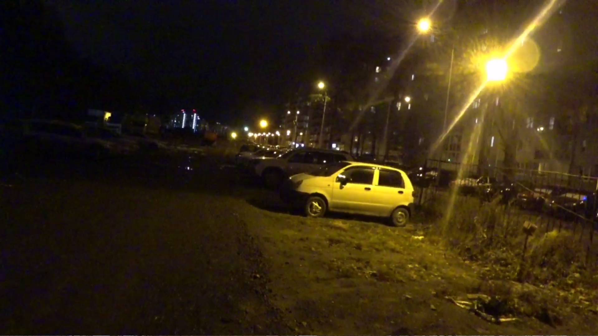 Нелегальная автопарковка в санитарно-защитной зоне по улице Муранова, 12