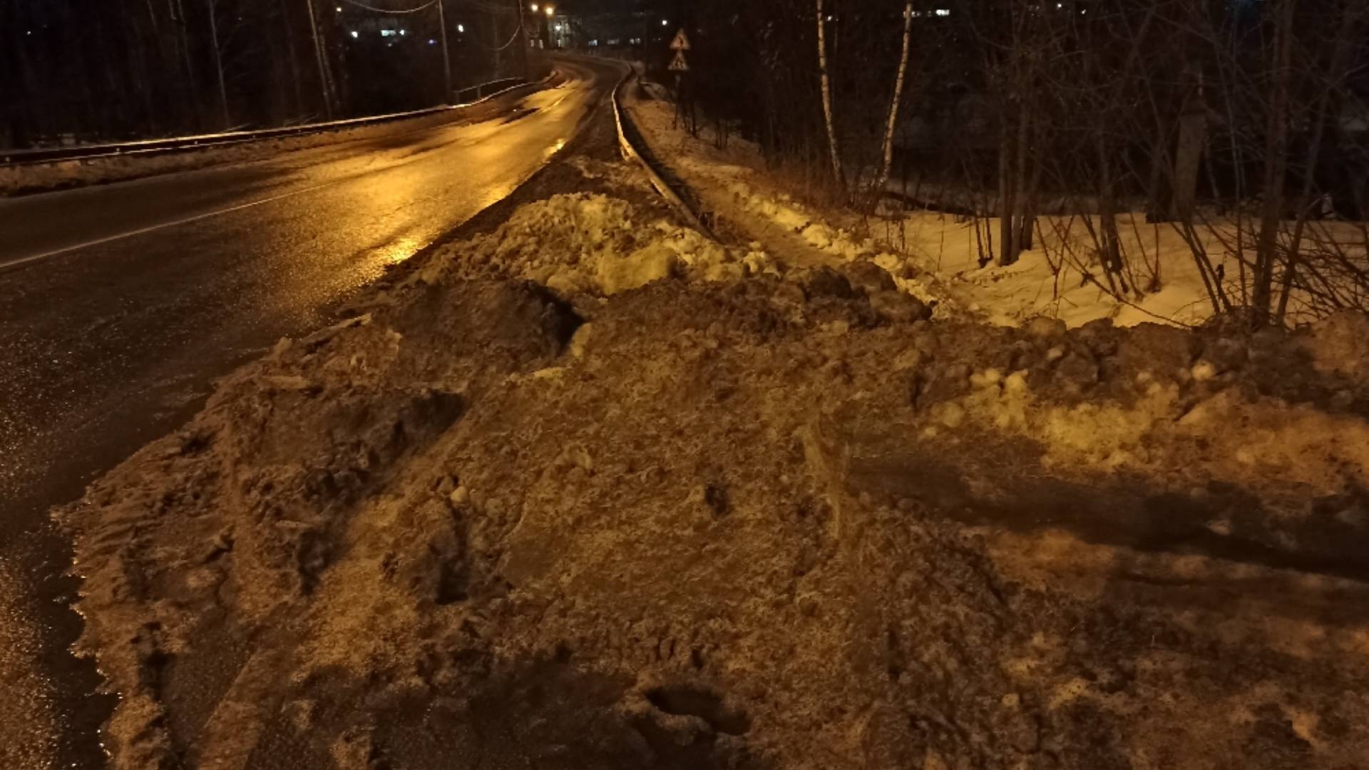 Снег с дорог сваливают к пешеходной дорожке Колпинский район, СПБ