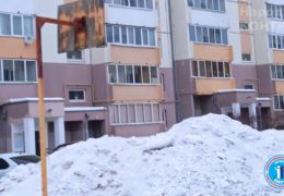 Управляющая весь убранный снег и грязь вываливает на детскую площадку, Екатеринбург
