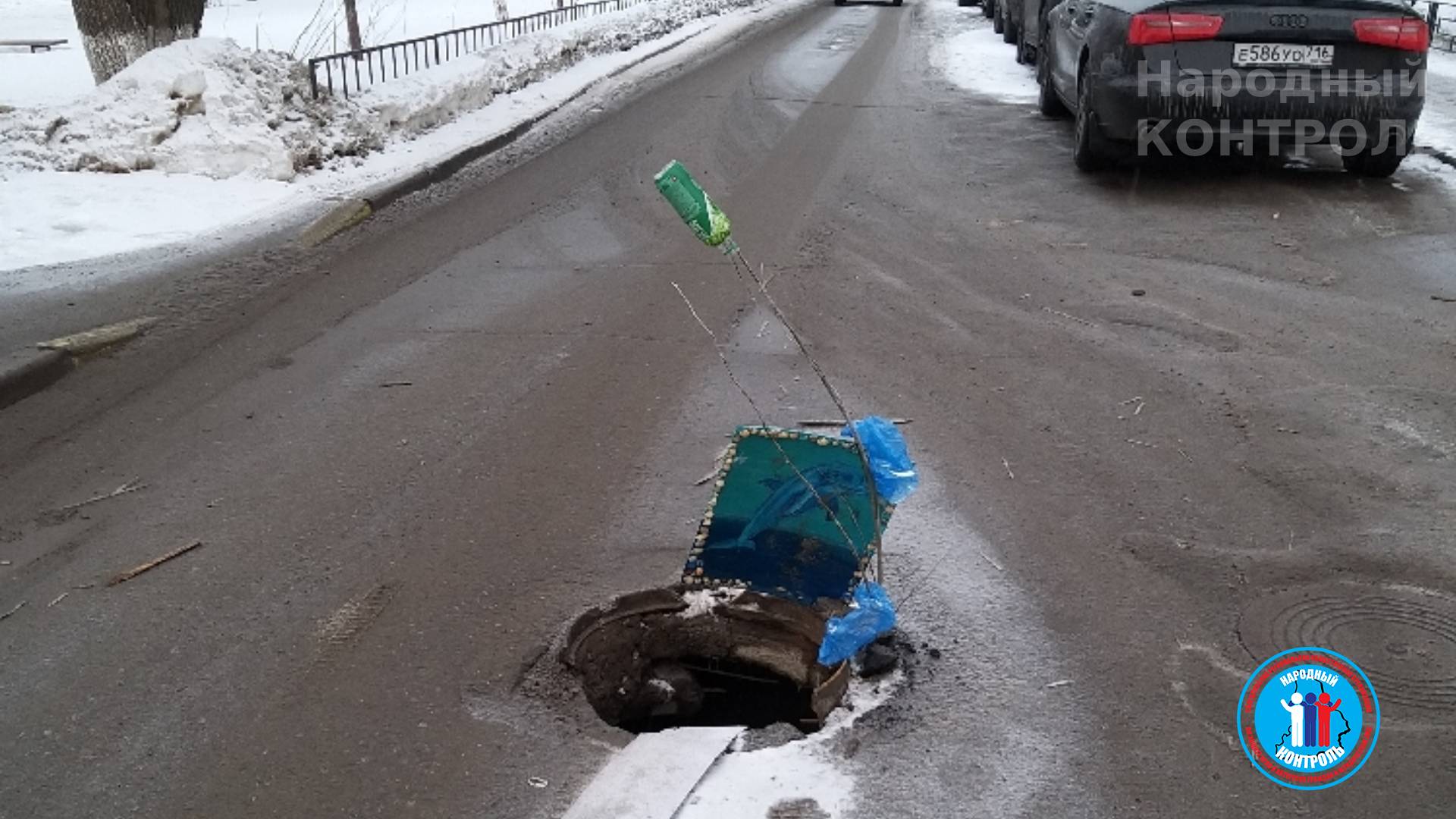 Разбитая крышка люка посреди дороги, Казань