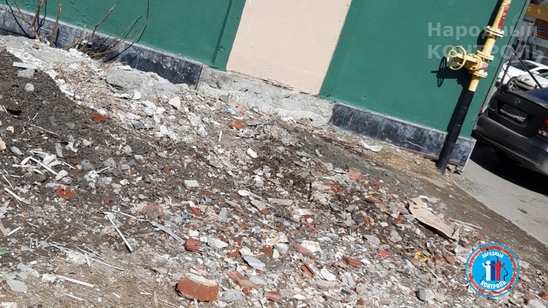 Магазин «Магнит» оставил за собой строительный мусор и не убирает после ремонта