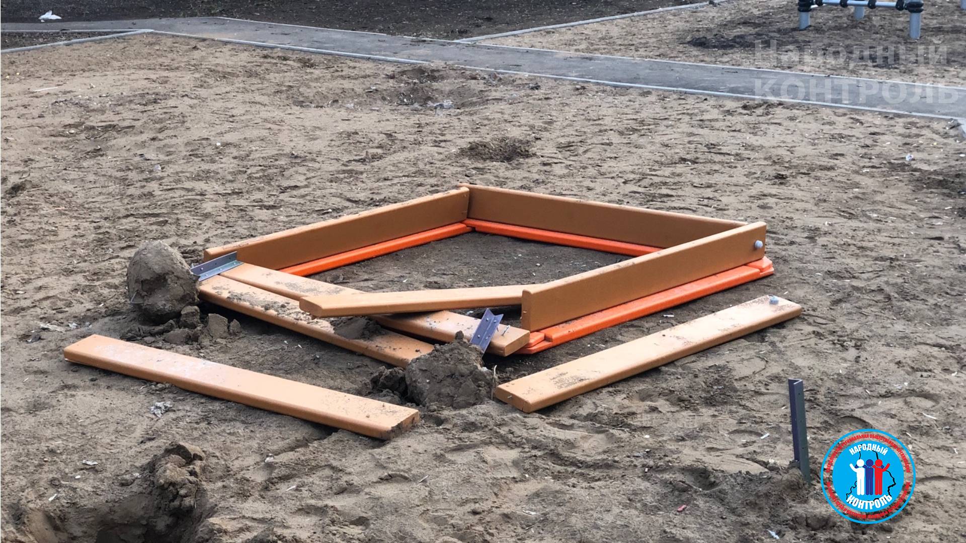 Сломанная песочница опасная для детей в Альметьевске