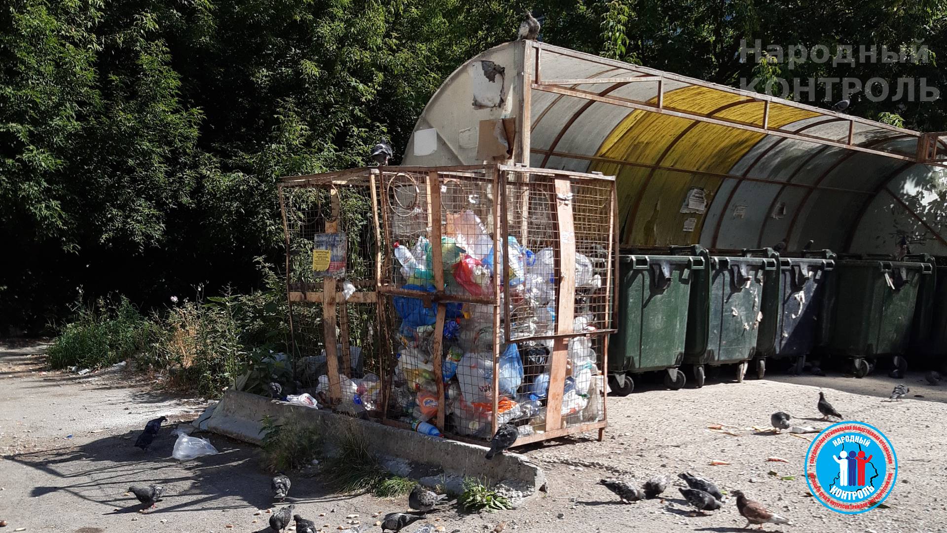 Площадка для сбора мусора по-прежнему в ужасном состоянии