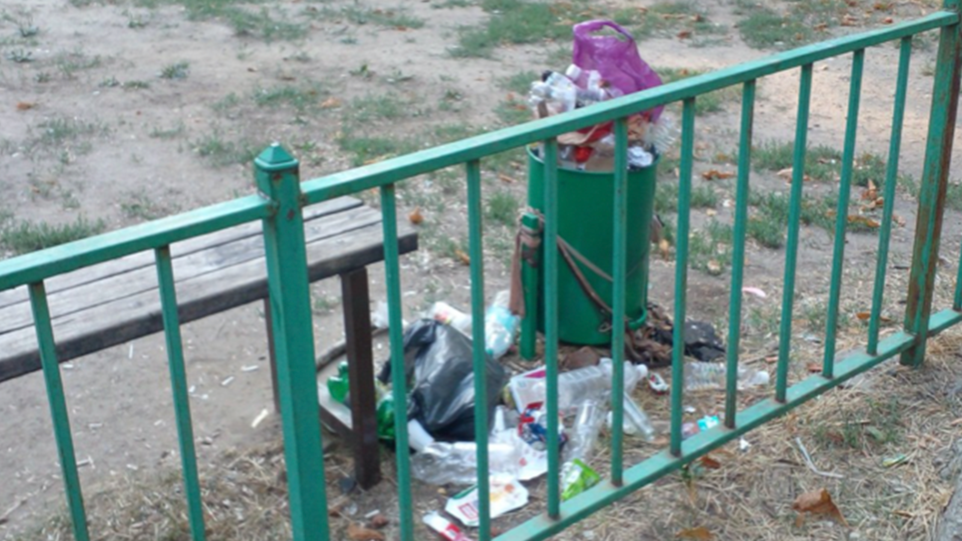Уже месяц не убирают мусор в г. Ростов-на-Дону